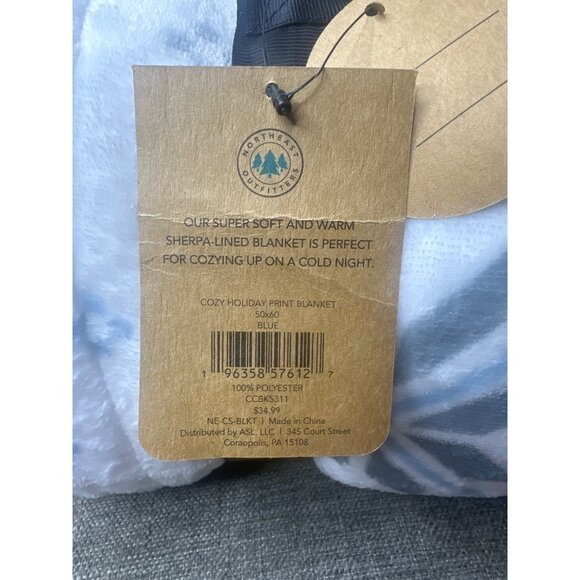 Northeast Outfitters Cozy Sherpa Blanket 50"x60" Blue Holiday Snowflake Print - Picture 6 of 6